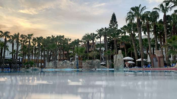 A&amp H - Vera Playa Club Hotel - Op ligbed bij het zwembad - Het strand bij het hotel. De ligbedjes op het strand moet je betalen - Het zwembad en de tuin rondom het zwembad